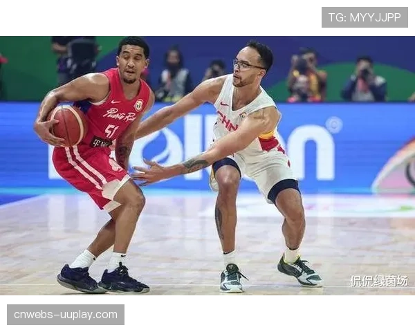 最后一攻镜头:福特长距离两分命中,波多黎各球员跪地叹息 最后一攻镜头:福特长距离两分命中,波多黎各球员跪地叹息