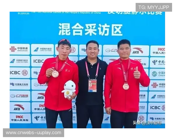 赛后混合采访区：失利小将背对镜头擦拭奖牌，称“下次换颜色”